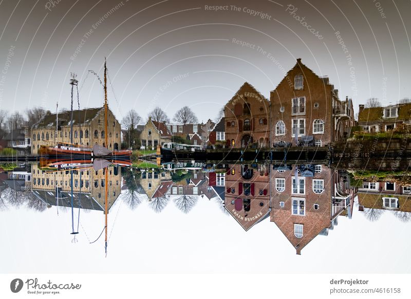 Blick auf die historischen Häuser in einer Spiegelung von Dokkum im Winter Historische Bauten Gracht Sehenswürdigkeit Haus Stadtzentrum Hafenstadt Städtereise