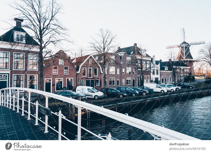 Blick auf die historischen Häuser und eine Mühle von Dokkum im Winter Historische Bauten Gracht Sehenswürdigkeit Haus Stadtzentrum Hafenstadt Städtereise