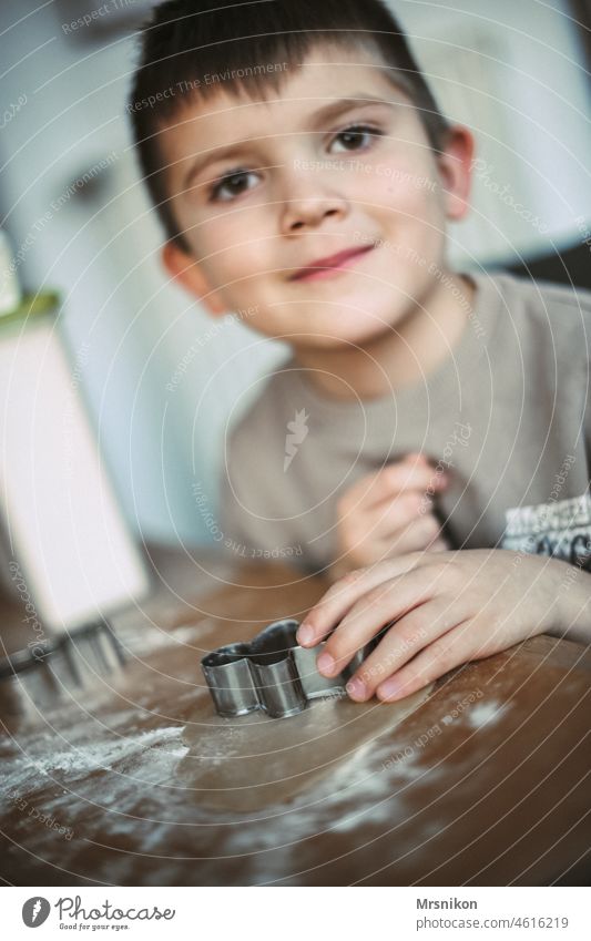 Junge Weihnachtsbäckerei Weihnachtsfest Weihnachten Weihnachtsgebäck backen Backen zu Hause frohe weihnachten frohe Feiertage frohes fest fröhliches Kind