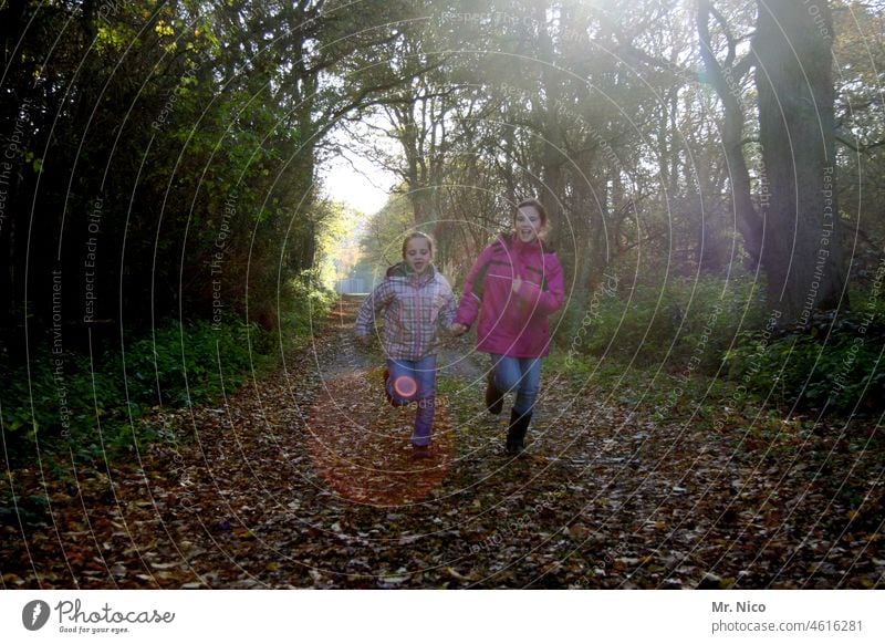 Auf die Plätze fertig los ... rennen laufen Spielen Bewegung Freude Mädchen Lebensfreude Kindheit Glück Natur Waldweg Herbstlaub draußen Aktivität