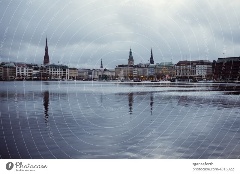 Hamburg Jungfernstieg Alster Wasser Stadt Außenaufnahme Skyline Stadtzentrum Binnenalster Hafenstadt Wahrzeichen Architektur Gebäude Sehenswürdigkeit Tourismus