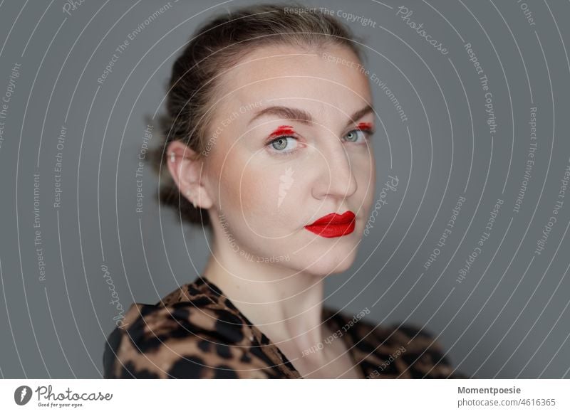 rot geschminkte Frau Piercing Ohrpiercing Helix rote Lippen anders schminken Schminke Augenmake-up Lidschatten brünett Frauengesicht Gesicht Lippenstift feminin