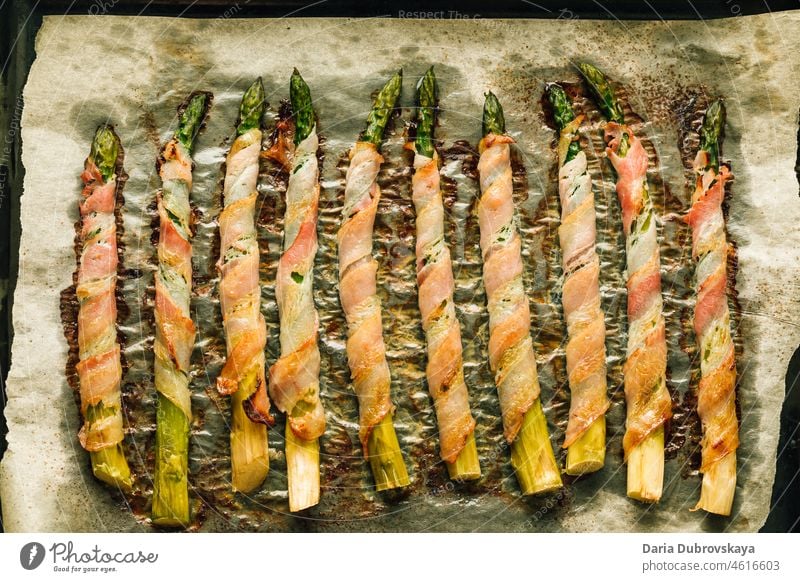 Spargel im Speckmantel gebacken gegrillt vorbereitet Party Picknick Mittagessen Feinschmecker geschmackvoll Gesundheit Nahaufnahme Knusprig Snack