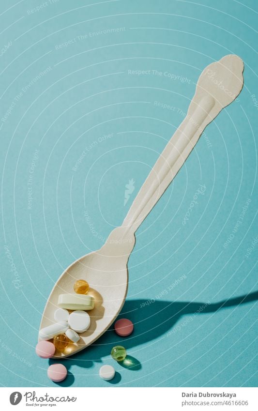 Verschiedene Tabletten in einem Löffel Medizin Medikament Kapsel Behandlung Apotheke Ergänzung Abhilfe medizinisch Pillen verschiedene Vitamine Gesundheit