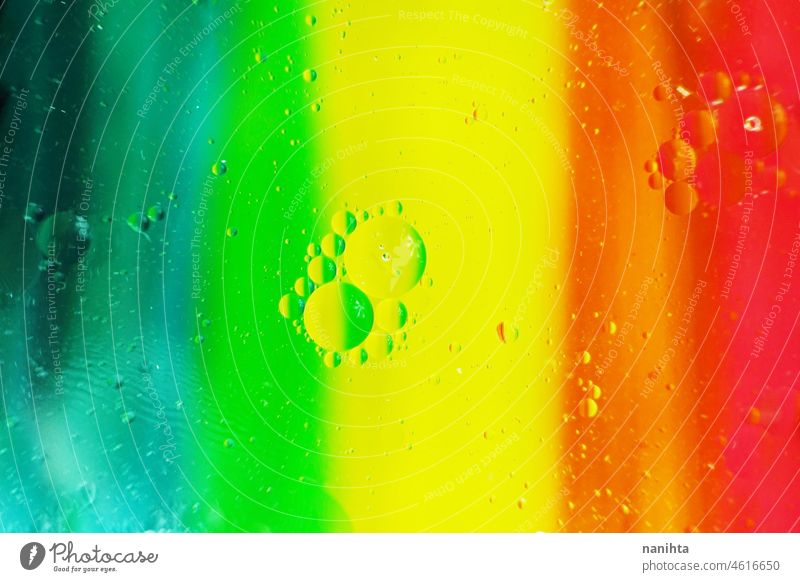 Eine schöne und bunte Makro von Ölblasen auf dem Wasser mit einem gelben, roten, grünen, orange und blauen Streifen Textur als Hintergrundmuster abstrakt Erdöl