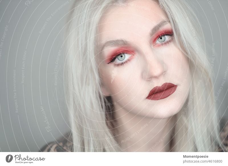 blonde Frau mit roter Schminke hell zart individuell Mensch Albino hellblond weiß rote Lippen Lippenstift blaue Augen grüne Augen Blick feenhaft märchenhaft