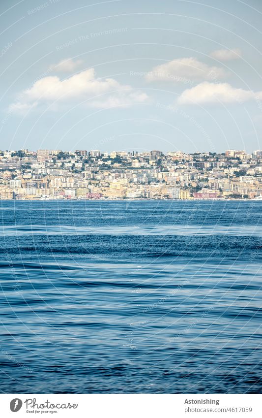 Blick auf Neapel, Italien Napoli Meer Mittelmeer Stadt Weite Entfernung Himmel Landschaft Wolken weiß blau Gebäude Häuser Wellen Fähre Sommer Linie Horizont