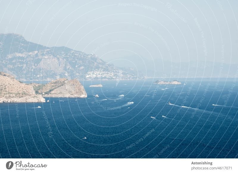 Aussicht von Capri auf die Amalfiküste Meer Ozean Boote Schiffe Seefahrt Insel Inseln Italien Kampanien Weite Natur Landschaft schönes Wetter