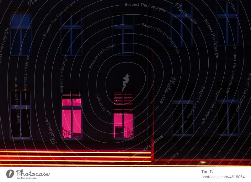 Zwei Fenster mit Pinken Licht Prenzlauer Berg Farbfoto Schönhauser Allee Berlin Nacht Stadtzentrum Hauptstadt Außenaufnahme Altstadt Menschenleer Bauwerk Altbau