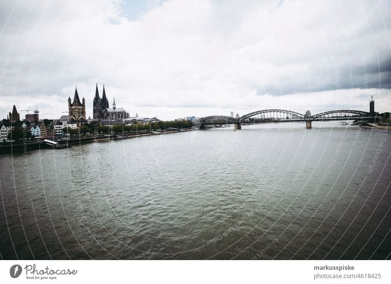 Hohenzollernbrücke Köln Nordrhein-Westfalen Deutschland Rhein Fluss Kölner Dom Brücke