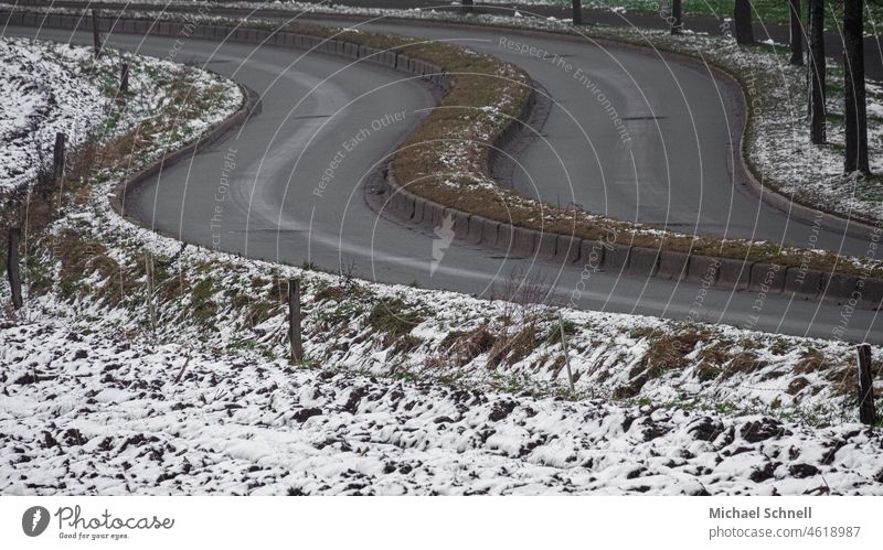 Kurven einer Landstraße kurvenreich kurvig kurvige Straße Landschaft rechts links links rechts richtung Richtungswechsel