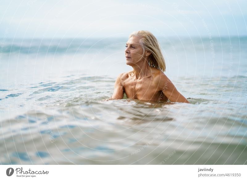 Ältere Frau in guter Verfassung beim Baden im Meer. reif MEER Strand schwimmen aktiv Schwimmsport Senior alt Wasser Person Sommer Natur Urlaub Lifestyle