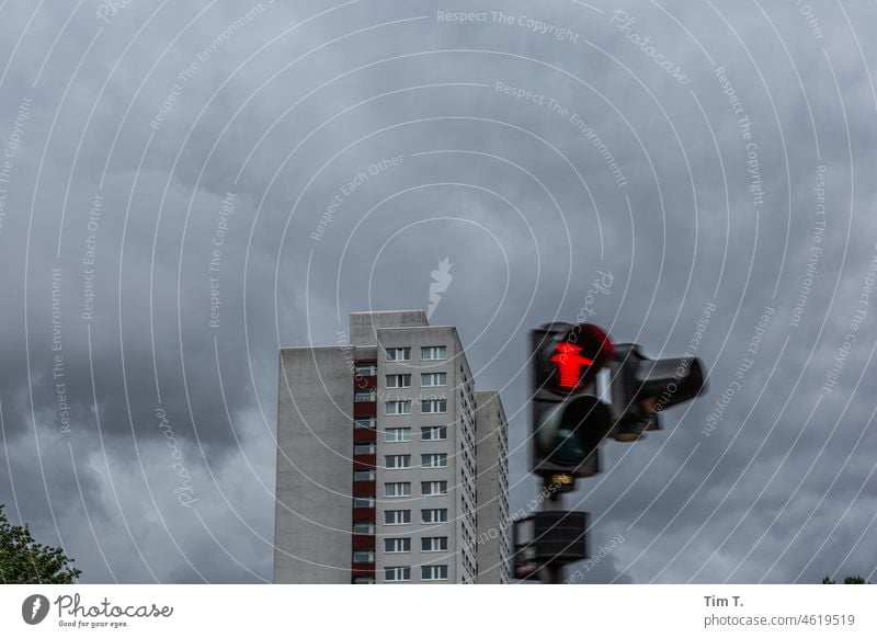 Ampel steht auf Rot. Im Hintergrund steht ein Hochhaus Plattenbau Berlin Mitte rot Himmel Wolken Architektur Hauptstadt Stadtzentrum Haus Berlin-Mitte Großstadt