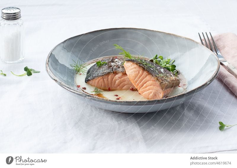 Lachs mit Kartoffelpüree und Gewürzen auf Keramikteller Filet Mittagessen Fisch Omega-3 geschmackvoll gegrillt Abendessen nahrhaft Mediterrane Küche Sahnesauce