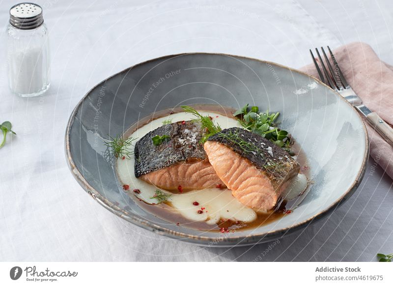 Lachs mit Kartoffelpüree und Gewürzen auf Keramikteller Filet Mittagessen Fisch Omega-3 geschmackvoll gegrillt Abendessen nahrhaft Mediterrane Küche Sahnesauce