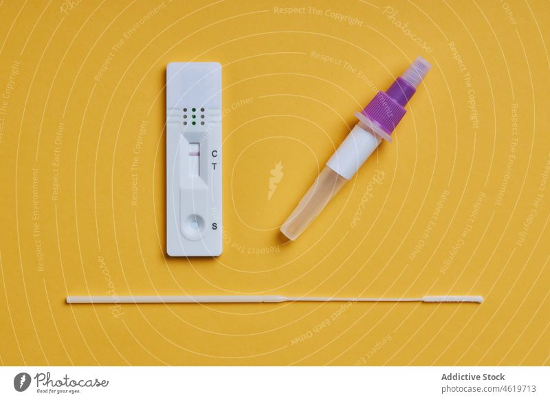 Gelber Hintergrund mit einem Covid-Schnelltest-Extraktionsröhrchen und einem Hisotop Prüfung Reagenz Coronavirus negativ Ergebnis Gesundheit Diagnostik