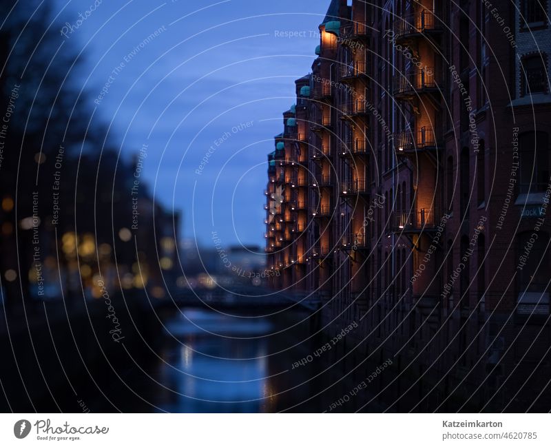 Abendstimmung in der Speicherstadt Hamburg speicherstadt lichter Alte Speicherstadt Architektur Sehenswürdigkeit Gebäude Wahrzeichen Wasser historisch Kanal