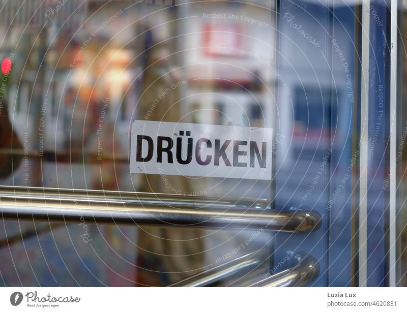 Drücken - Hinweisschild an einer altmodischen, schweren Eingangstür; silber, blau und orange ziehen Schild Tür geschlossen Griff Schloss verschlossen