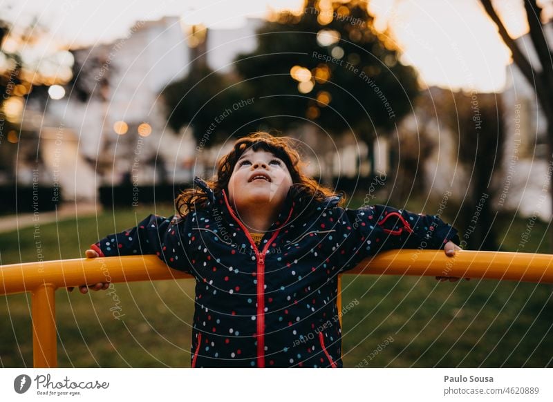 Kind auf Spielplatz Kindheit Mädchen 3-8 Jahre Kaukasier Glück Fröhlichkeit aufschauend authentisch Herbst Winter Spielplatzgeräte Freizeit & Hobby Leben