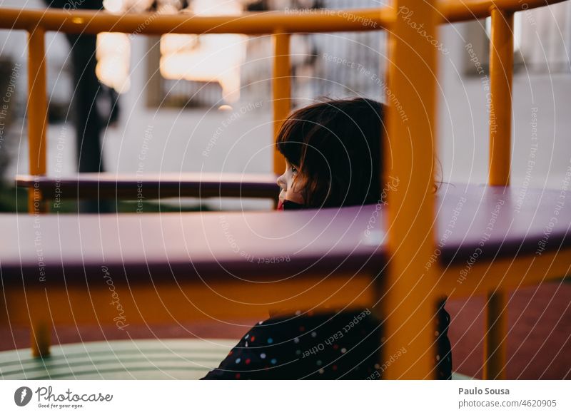 Nettes Mädchen spielt auf dem Spielplatz Spielen Spielplatzgeräte Kind 3-8 Jahre eine Kindheit Außenaufnahme Farbfoto Mensch Freude Tag Kleinkind Kindergarten