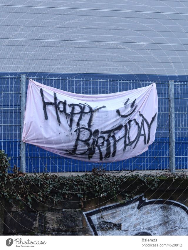 Ein etwas anderer Happy Birthday Gruß; Geburtstagsgrüße auf einem Bettlaken geburtstagsgruss Glückwünsche Laken Außenaufnahme Party Freude Feste & Feiern