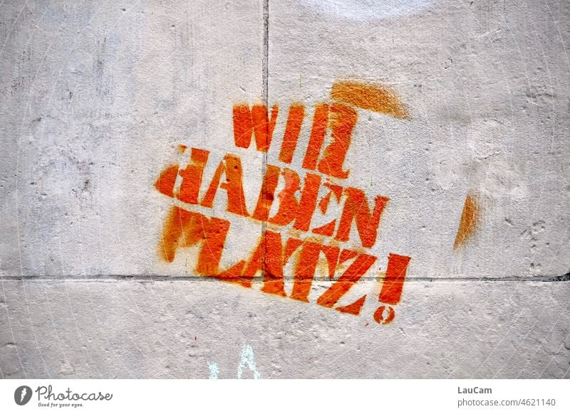 Wir haben Platz! Graffiti Wand Mauer Einwanderung Unterkunft Migration Wohnen Wohnung Fassade Farbfoto orange grau Ausruf Ausrufezeichen Statement Aussage