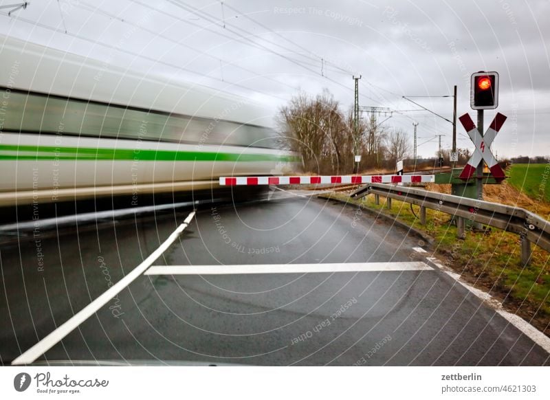 Beschrankter Bahnübergang andreaskreuz bahn bahnlinie bewegungsunschärfe eisenbahn geschlossen hektik landstraße raserei reise schienen schienenverkehr schnell