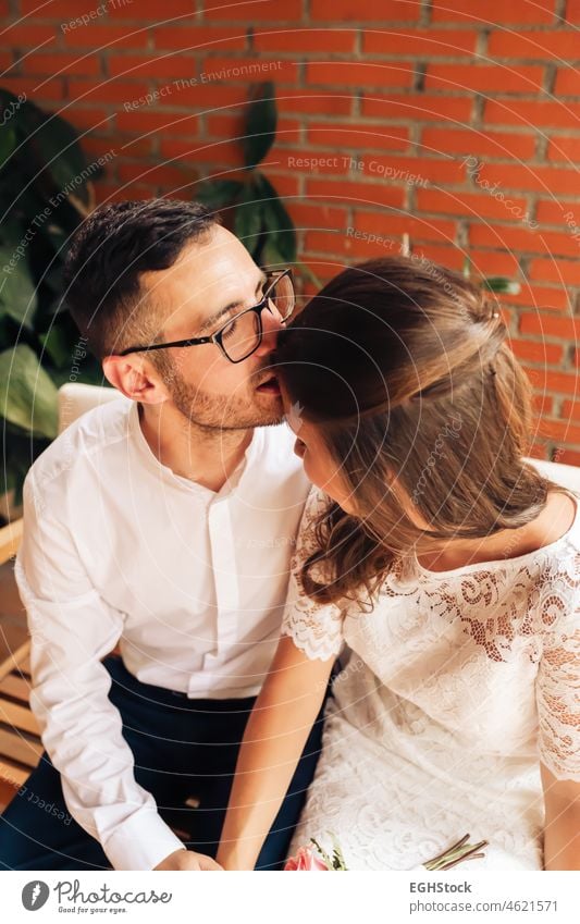 neu verheiratetes Paar streicheln und küssen an ihrem Hochzeitstag. Konzept der Liebe. Küssen Jungvermählte Jungvermählter streichelnd Heirat heiraten Eheringe