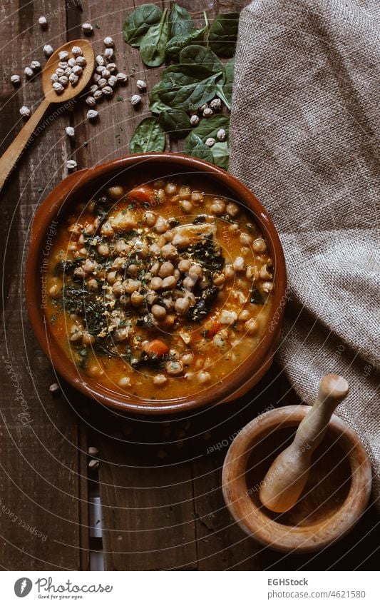 Veganes Essen. Kichererbsen mit Mangold. Potaje ist ein typisch spanisches Essen Veganer schmoren Lebensmittel gekocht traditionell selbstgemacht Spanisch