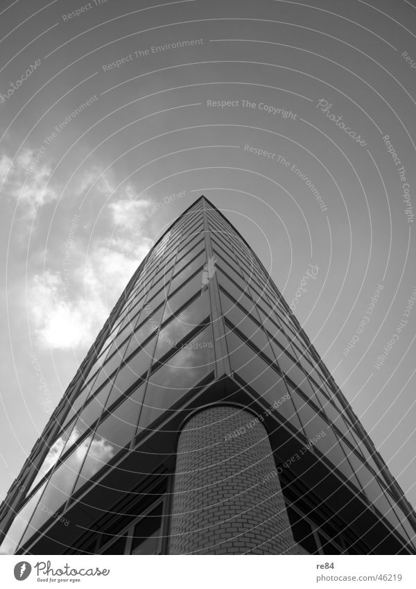 tower Köln Hochhaus Gebäude komplex grau schwarz weiß Wolken Bauwerk Turm stein glas Himmel modern Perspektive Säule Stein Architektur