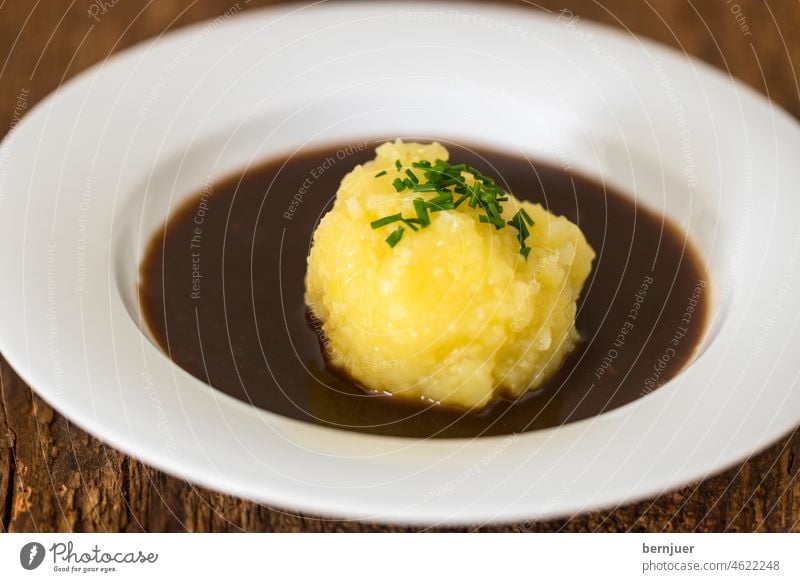 Kloß mit Soß Kartoffelknödel Franken frisch Bayern Bayerisch Deutsch Küche gekocht Kochen Mittagessen Knödel Teller Brühe Deutschland Suppe Scheibe weiß