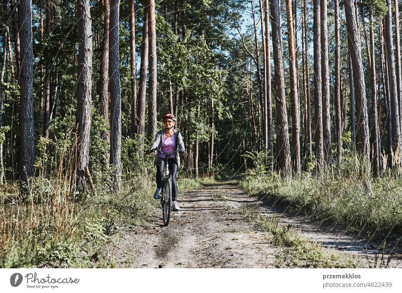 Aktive Frau radelt auf Waldweg. Weibliche Reiten Fahrrad Off-Road-Route auf Sommerurlaub Tag Fahrradfahren Ausflug Urlaub Abenteuer Radfahren Erholung reisen