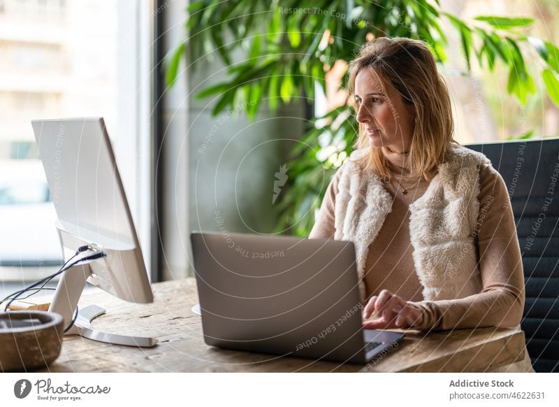 Frau arbeitet am Laptop im Büro Computer Browsen Tippen Arbeitsplatz modern Business Porträt Stil Desktop Unternehmer Arbeiter Job Dame professionell