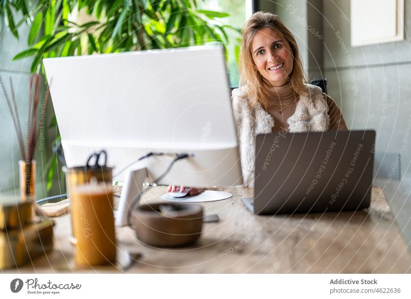 Frau arbeitet am Laptop im Büro Computer Browsen Tippen Arbeitsplatz modern Business Stil Desktop Unternehmer Arbeiter Job Dame professionell Arbeitsbereich