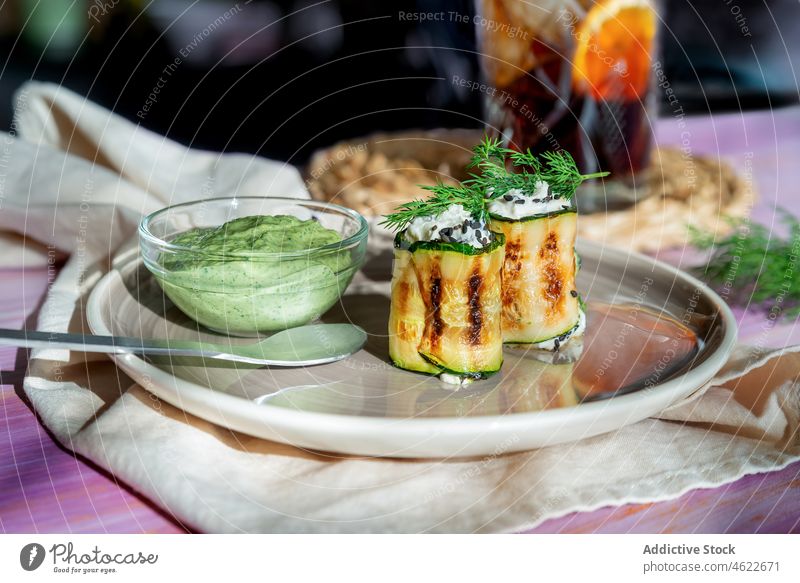 Leckere Zucchiniröllchen auf dem Teller gefüllt rollen Speise dienen Küche Mahlzeit Brotbelag Lebensmittel Püree Dill Tisch Käse geschmackvoll lecker