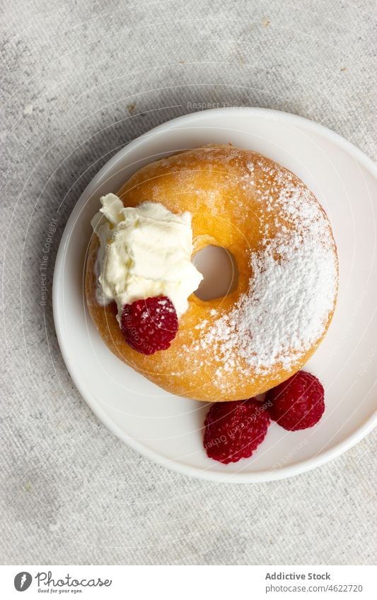 Süßer Krapfen mit reifen Himbeeren Doughnut Dessert süß Zucker Gebäck gebraten Kalorie Leckerbissen geschmackvoll Lebensmittel Beeren dienen bestäuben lecker