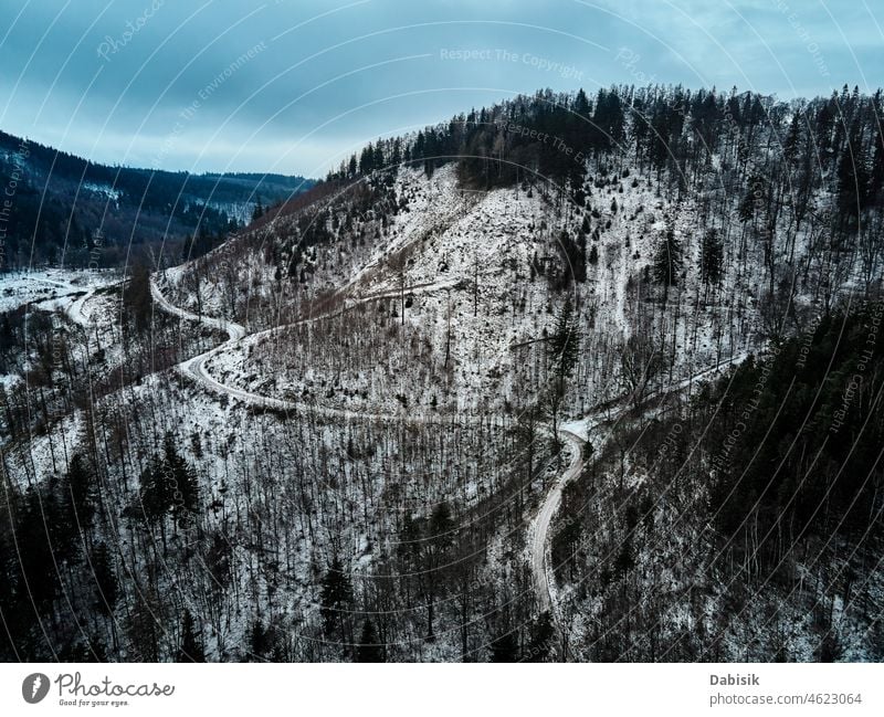 Landschaft mit kurvenreicher Straße durch den Berg, Luftaufnahme Winter Antenne Berge u. Gebirge Wald Natur Serpentinen im Freien PKW Ansicht grün Autobahn