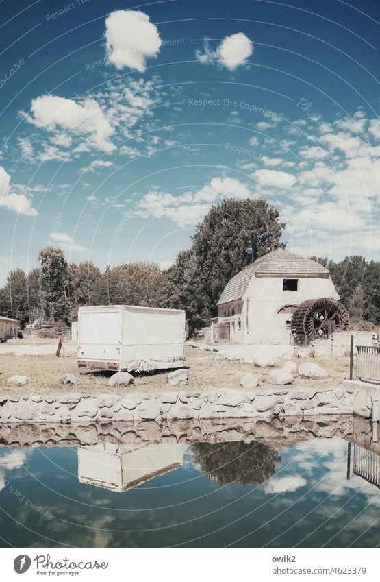 Fleether Mühle Mecklenburg-Vorpommern Haus Wohnwagen Wasser Reflexion & Spiegelung Landschaft Kanal Wolken alt Himmel Historische Bauten Schäfchenwolken Mühlrad