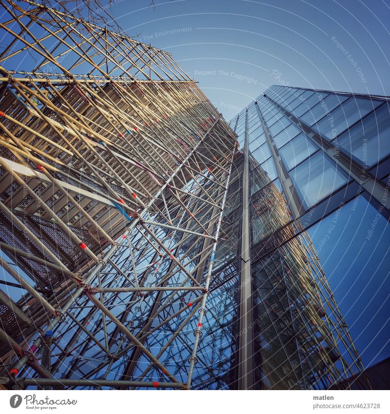 Teileinrüstung Rüstung Hochhaus Fassade Glas Himmel blau hoch Stahl Beton Architektur Außenaufnahme Gebäude Fenster modern Stadt Business Reflexion & Spiegelung