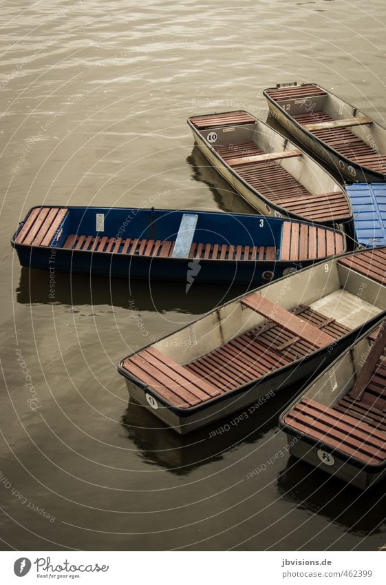 Paddelboote Freizeit & Hobby Spielen Boot Ruderboot Wasser blau braun Fluß Anleger Anlegestelle beruhigend Menschenleer Farbfoto Gedeckte Farben Außenaufnahme