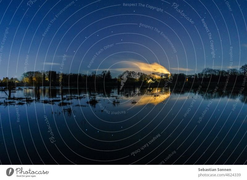 Spiegelung des Großen Wagens auf einer überfluteten Wiese in der astronomischen Dämmerung Wasser Reflexion & Spiegelung Nacht Stern Landschaft See Natur