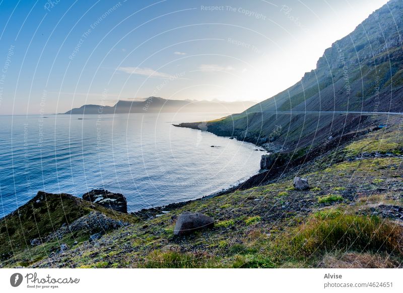 2021 08 16 Borgarfiordur Eystri Isländischer Strand 8 malerisch Natur Felsen Fjord storurd Gras Urlaub Europa Schaf Einsamkeit grün Felsblöcke friedlich wandern