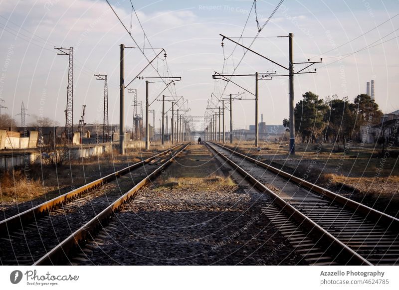 Abendszene mit einer Eisenbahn. Eisenbahn in die Unendlichkeit. Business Ladung Wagen Konzept konzeptionell wüst Ökologie Elektrizität Umwelt weit Gefühl