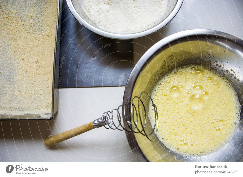 Aufgeschlagenes Ei in einer Schüssel, Mehl und Backform Lebensmittel Vorbereitung Küche Essen zubereiten backen Schalen & Schüsseln Kuchen selbstgemacht Tisch