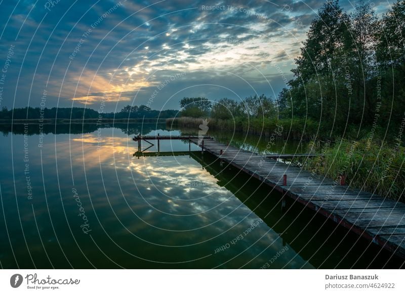 Pier über dem See und der Sonnenuntergang hinter den Wolken Cloud Natur Himmel Wasser im Freien Sonnenlicht Abend Anlegestelle Sommer reisen Abenddämmerung