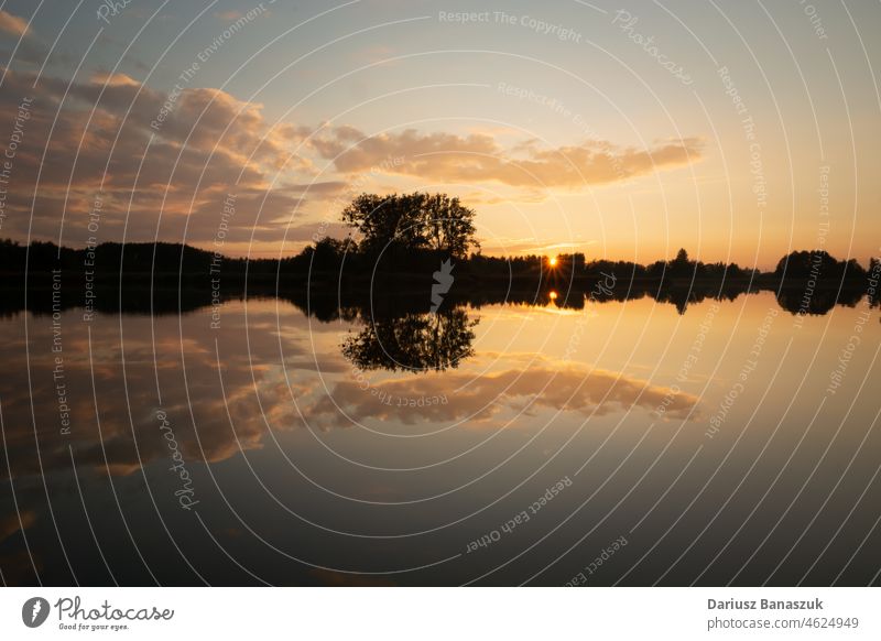 Spiegelung des Sonnenuntergangs und der Wolken im See Cloud Wasser Baum Landschaft Himmel Natur Reflexion & Spiegelung blau schön Abenddämmerung orange