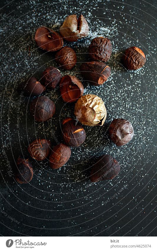 viel Nüsse für Aschenputtel...bestäubt mit Zucker der Liebe... Nuss Ernährung Lebensmittel lecker Bioprodukte Schalen & Schüsseln vertrocknet schwarz Essen