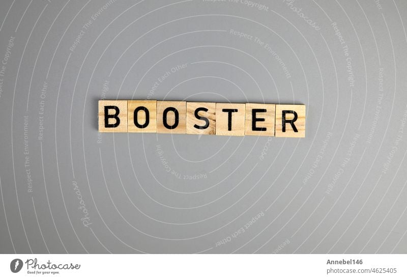 Covid-19 booster shots Impfstoff Text auf grauem Hintergrund Covid-19 booster shots, mit Spritze Draufsicht und Kopie Raum, medizinische Gesundheit, Pandemie und Impfstoff-Konzept.