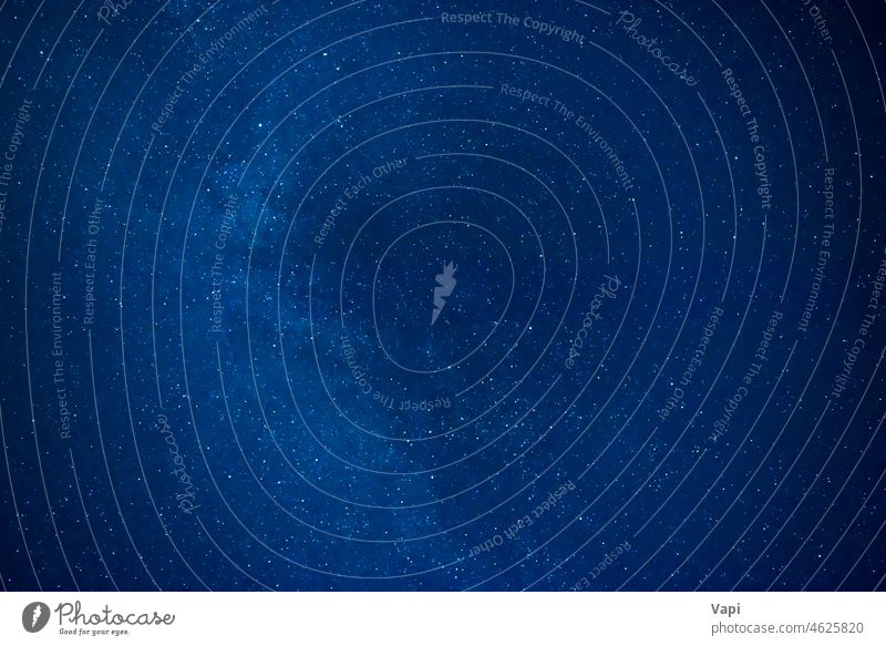 Dunkler Nachthimmel mit vielen Sternen Himmel Hintergrund Natur blau Raum Astronomie sternenklar dunkel Galaxie abstrakt Schmuckkörbchen Licht Wissenschaft