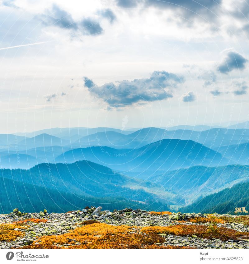 Blauer Nebel Berge Landschaft blau Hügel Panorama Natur Sonnenuntergang Ambitus Ansicht Himmel Morgen Berge u. Gebirge Wald reisen im Freien Sommer malerisch